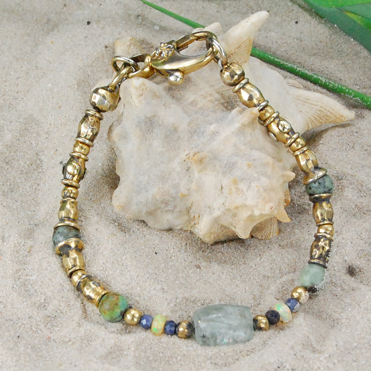 Silberarmband mit vergoldeten Rohrohren und Steinfelsen und feinen Steinen