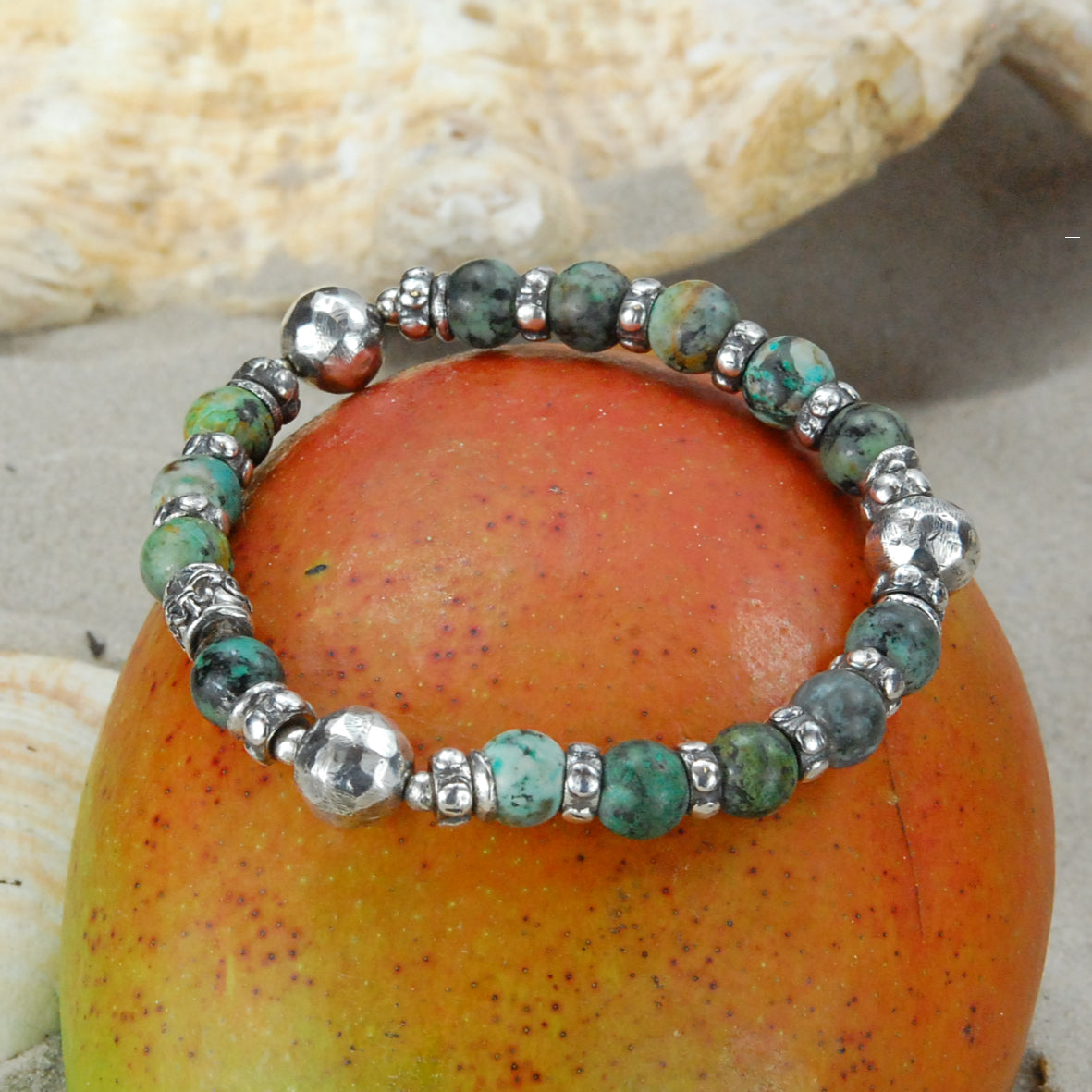 Armband aus Silber und Perlen mit FACETTIERTEN SILBERKUGELN auf Kautschuk