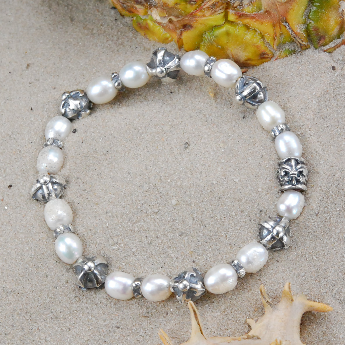 Silberarmband mit 8 mm großen Kreuzkugeln und echten Perlen