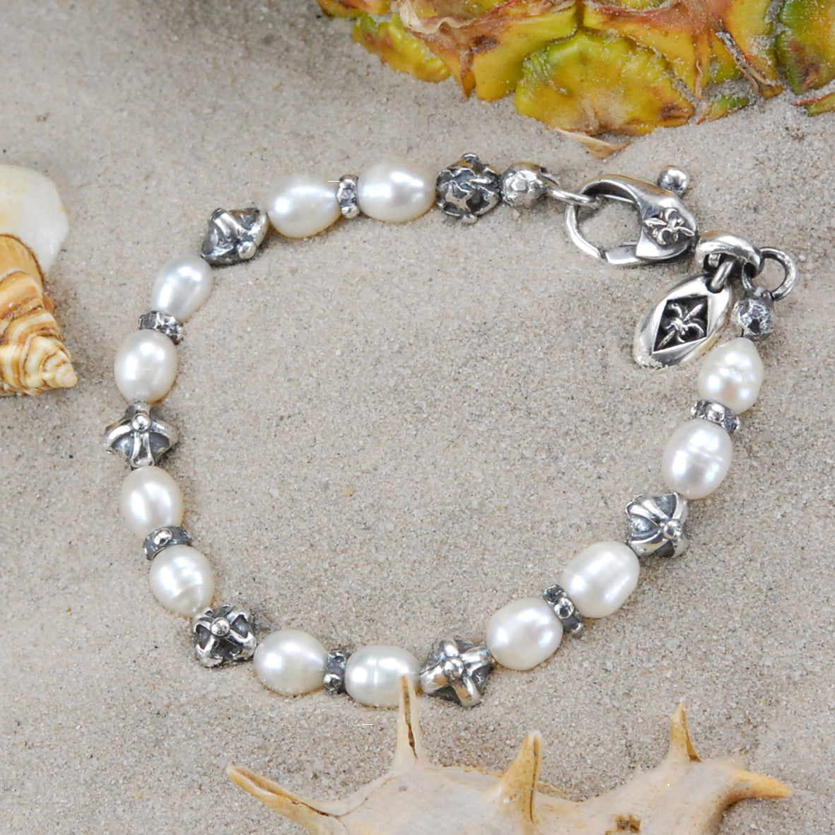 Silberarmband mit 8 mm großen Kreuzkugeln und echten Perlen