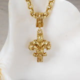 Silberanhänger LILIE AUF KREUZ S mit Drachenschuppen Gold plated