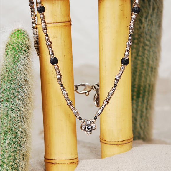 Silberne Halskette mit rauen Röhrchen, EINFACHES KREUZ mit LAVA- und schwarzen DIAMANT-Perlen