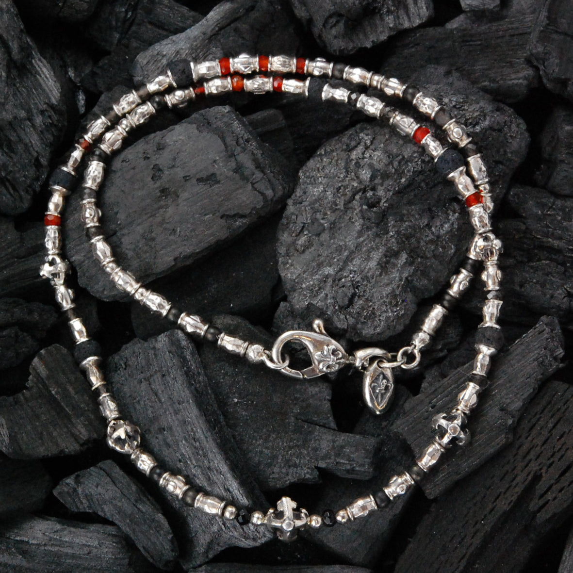 Raue Röhrenhalskette aus Silber mit BLADES CROSS-Kugeln und Perlen
