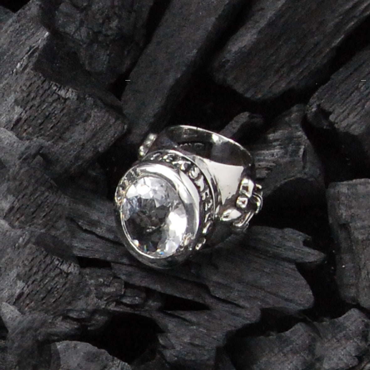 Ovaler Ringhalter aus Silber mit der Aufschrift „BELIEVE IN YOUR DREAMS“ auf schlichtem LILY-Band mit ovalem Stein 