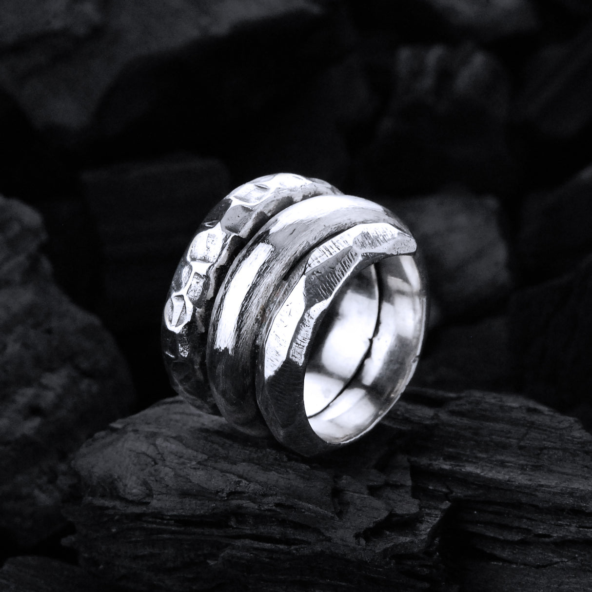 Silberring Spirale schlicht facettiert gehämmert und rauh.