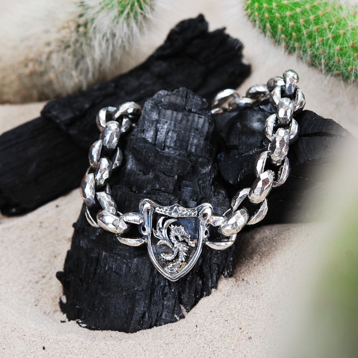 Silberarmband mit facettierter Erbsenkette und DRAGON FIRE-Schild