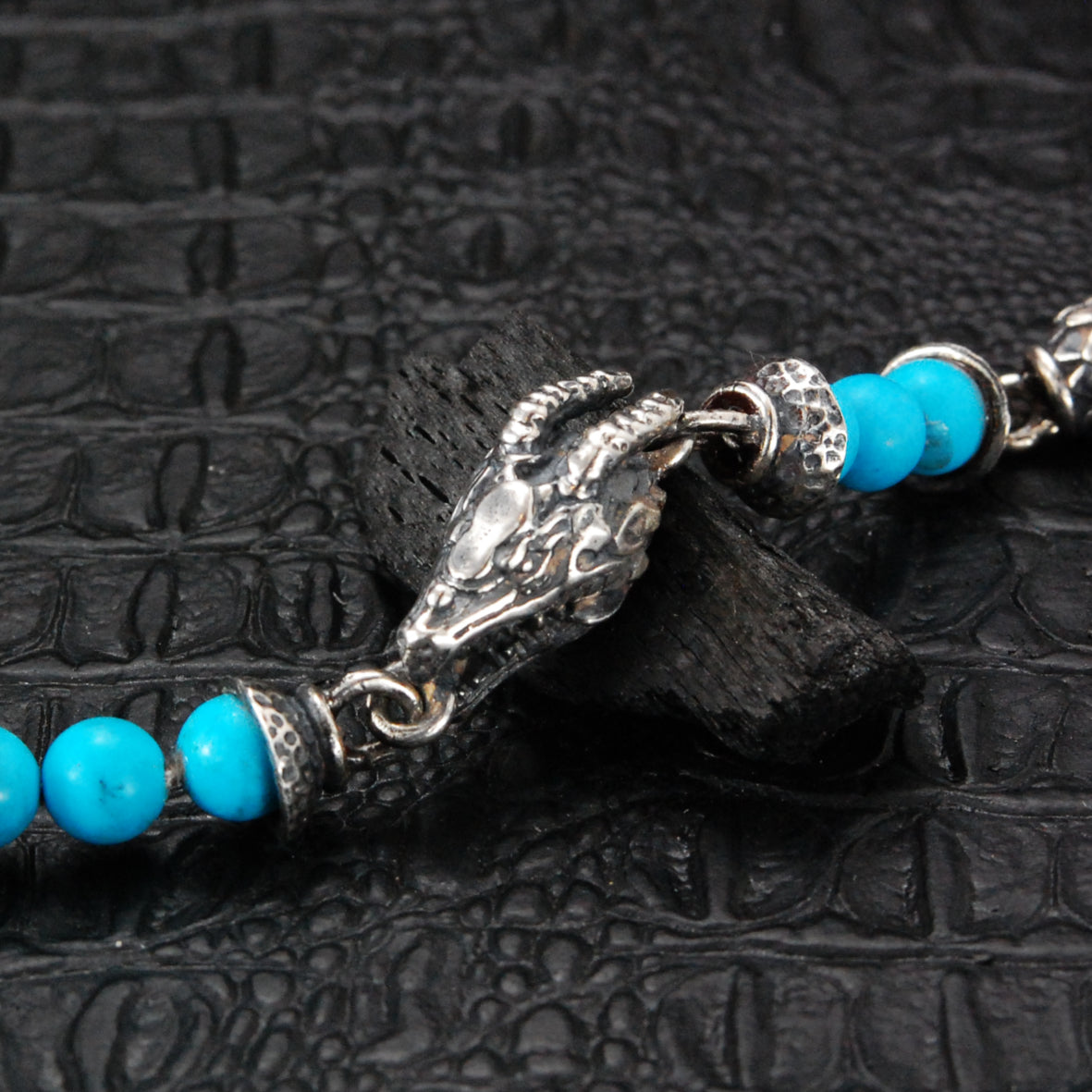 Armband mit Steinperlen und silberne DRACHEN- und DRACHENSCHUPPEN-Kugeln