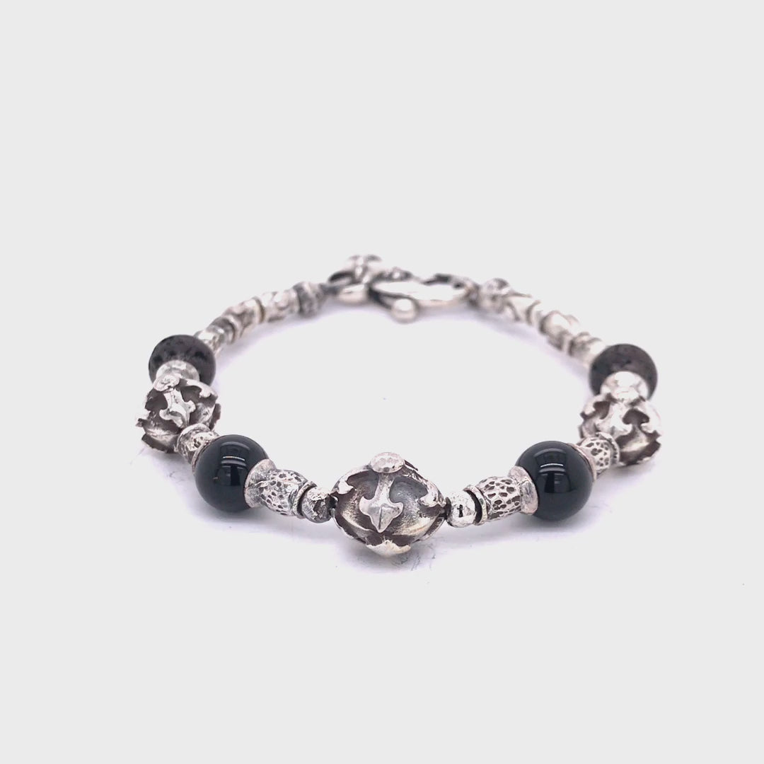 Silberarmband, rauhe Rohre und Klingen, kreuzende Kugeln und Steinperlen