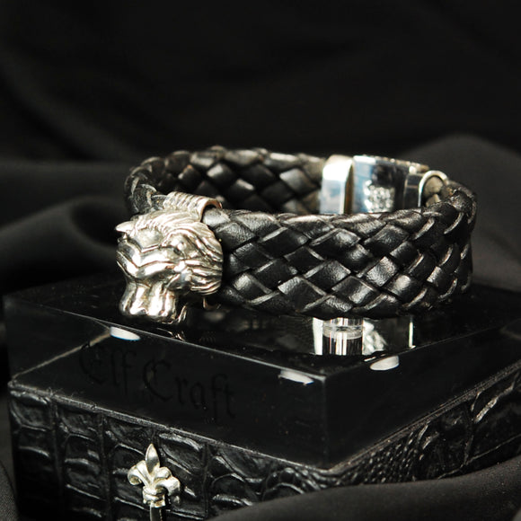 Silbernes Lederarmband Löwenkopf L mit Diamantaugen und Wappenschloss 