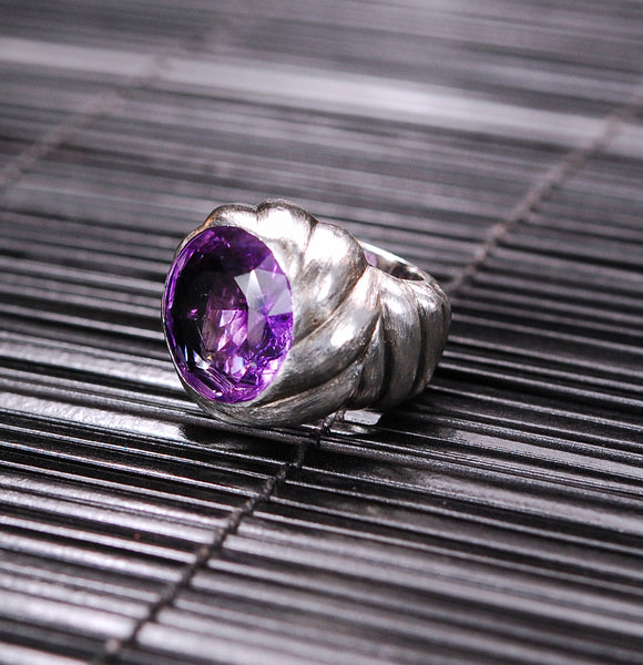 Silver Ring Spiral Body with Round Amethyst