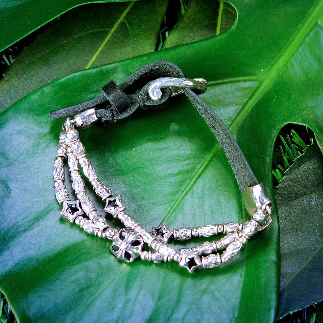 Silbernes Lederarmband mit Röhren und Sternen MALTESERKREUZ 15