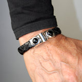 Silber-Lederarmband und runder, dicker Rahmen mit Stein-Silber-Verbindungsverschluss