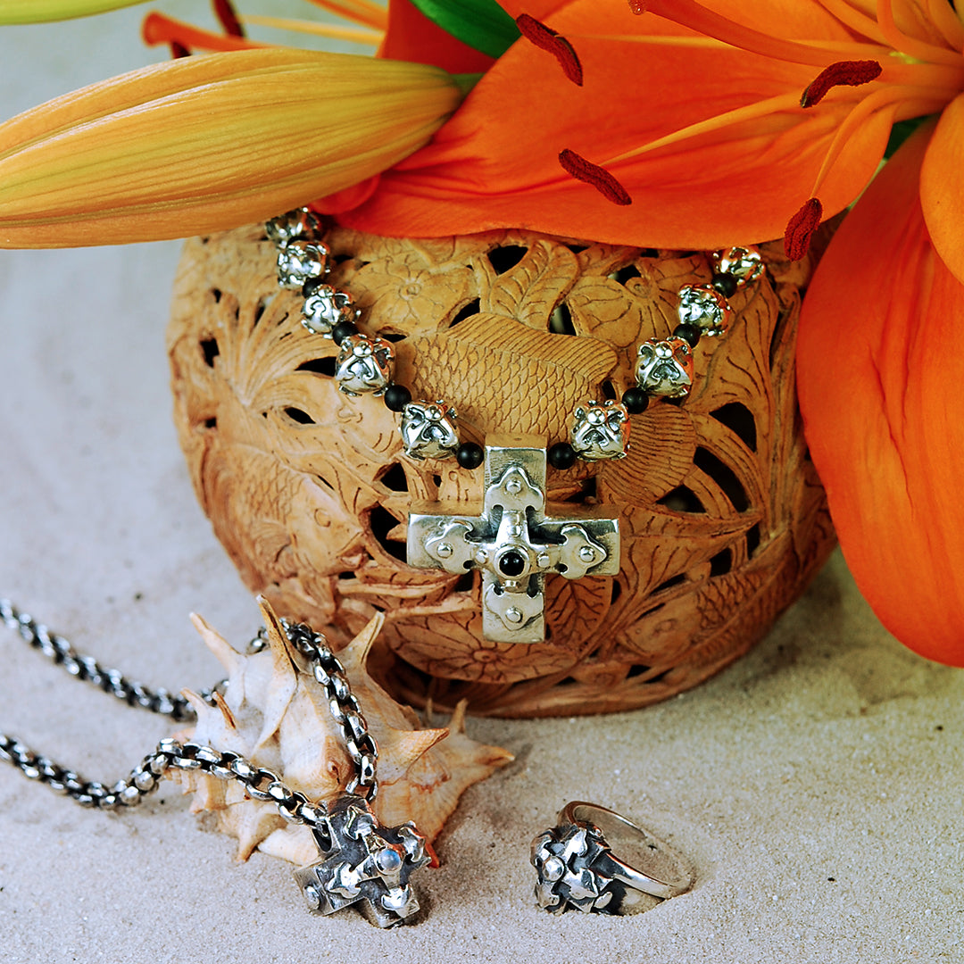 Silberner Anhänger, griechischer Kreuzkörper mit Loch und KLINGENKREUZ 34