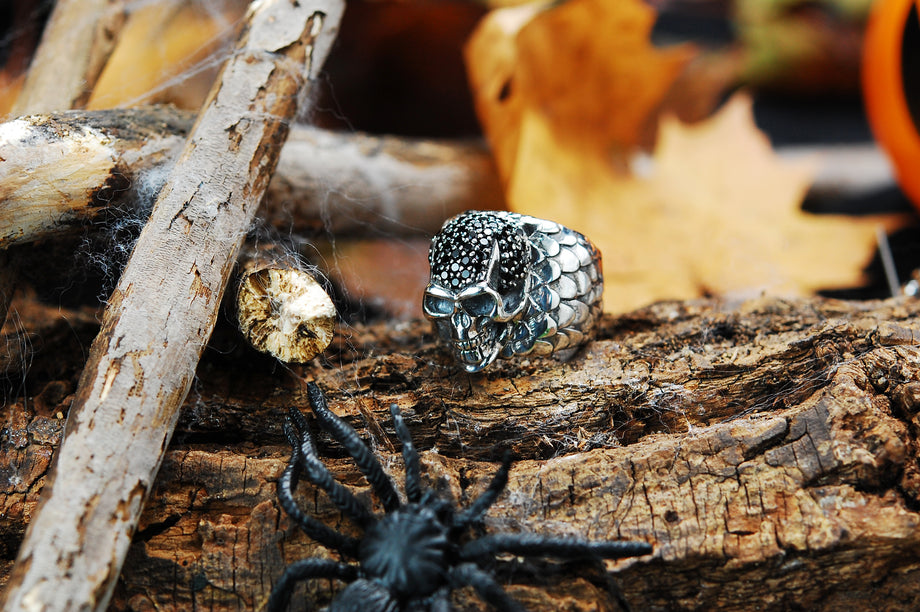 Silberner Ring mit Totenkopf- im schwarzen Pave und Drachenschuppen-Ba –  Elfcraft