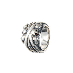 Silberner Ring mit massiven Bändern und 6 kleinen TOTENKÖPFEN 