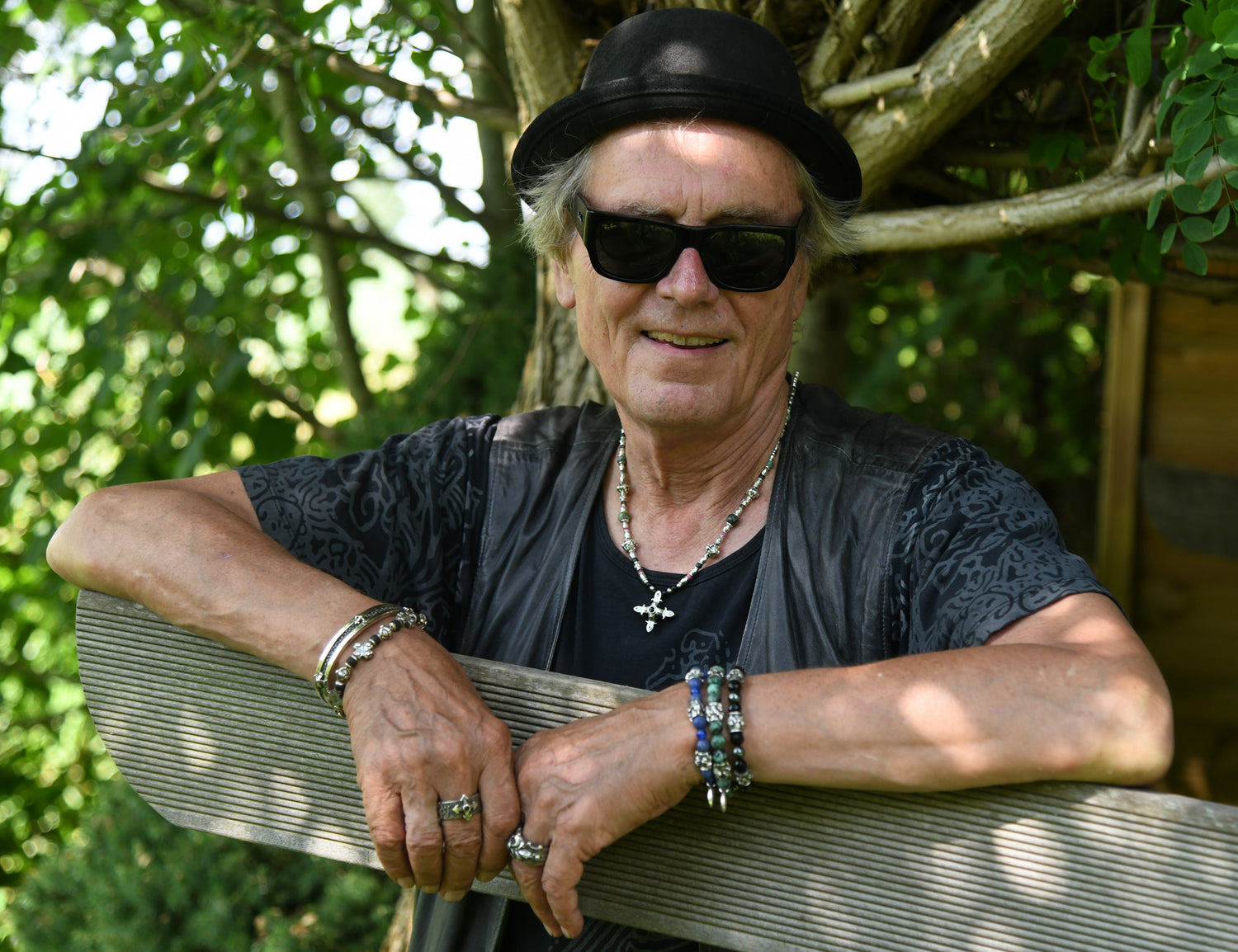 Silberarmband, Silberperlen und Röhrchen, sowie ein gehämmerter Totenkopf und Steinperlen