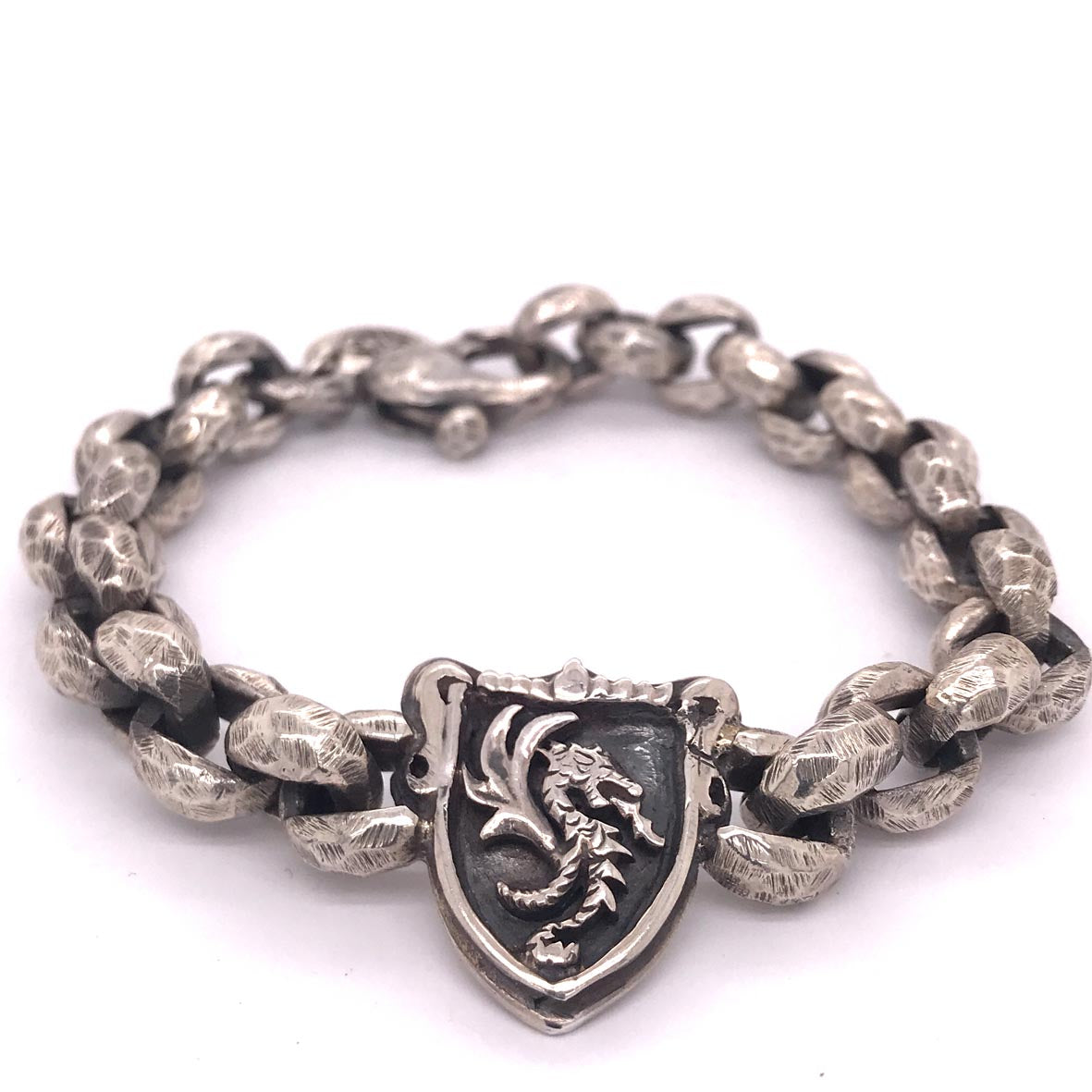 Silberarmband mit facettierter Erbsenkette und DRAGON FIRE-Schild